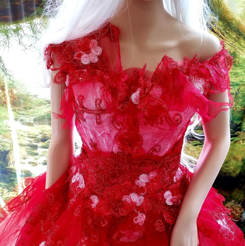 VALENTINA Red Lace & Tulle Corset Wedding Gown - Picture 6 of 8